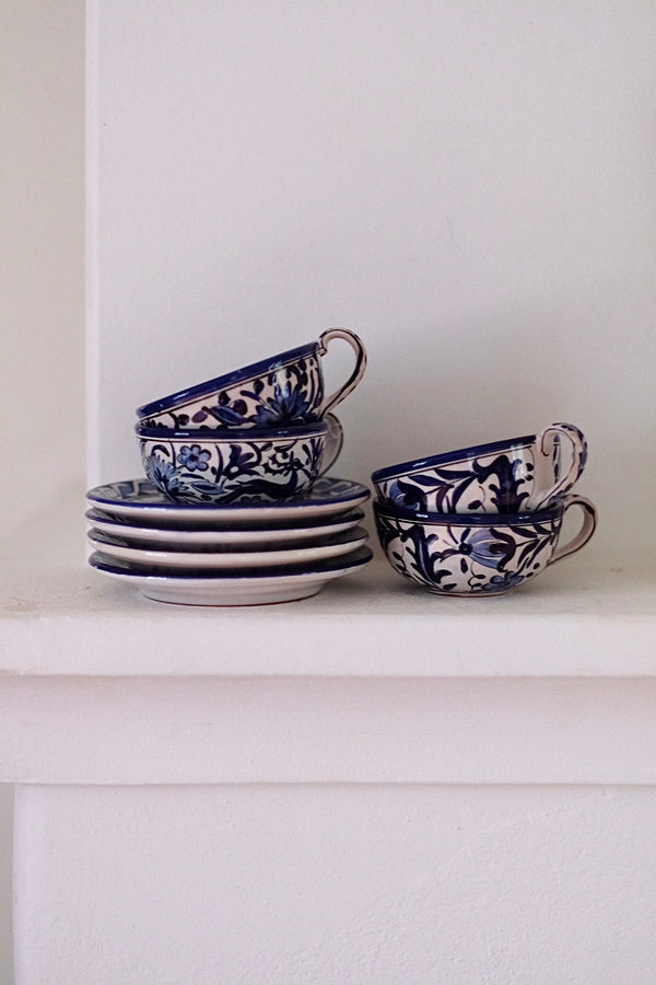 Set of 4 tea cups and saucers